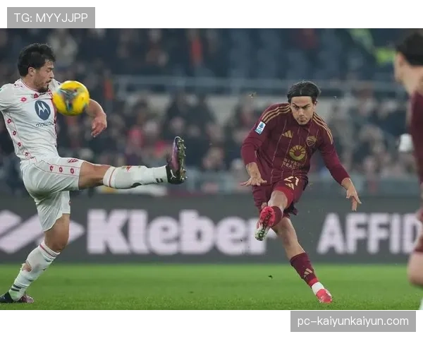 特写：在训练基地加练任意球，迪巴拉为周末罗马德比做准备